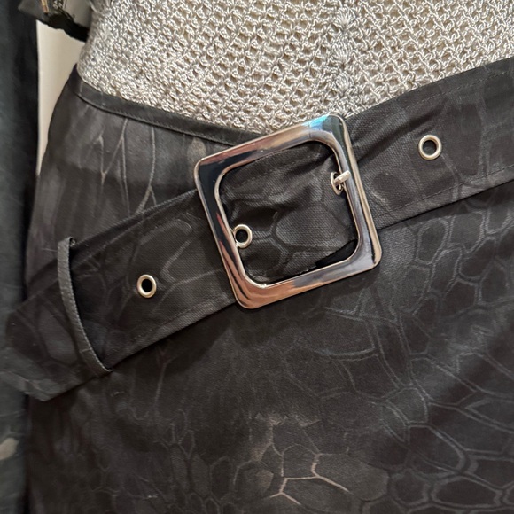 PrettyLittleThing Military Cropped Blazer and mini skirt - Picture 8 of 8